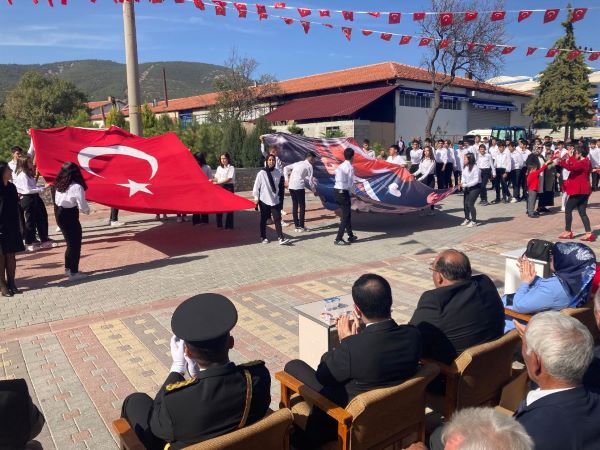 Kaymakamımız Sayın Tahsin AKSU, 100. yıl kutlama törenlerine katılan vatandaşlarımız ve öğrencilerimizin bayramlarını kutladı. 