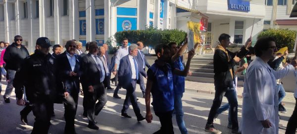 Kaymakamımız Sayın Tahsin AKSU, Bağımlılıklarla mücadele konusuna dikkat çekmek amacıyla, yürüyüşe katılarak etkinliğe destek verdi.